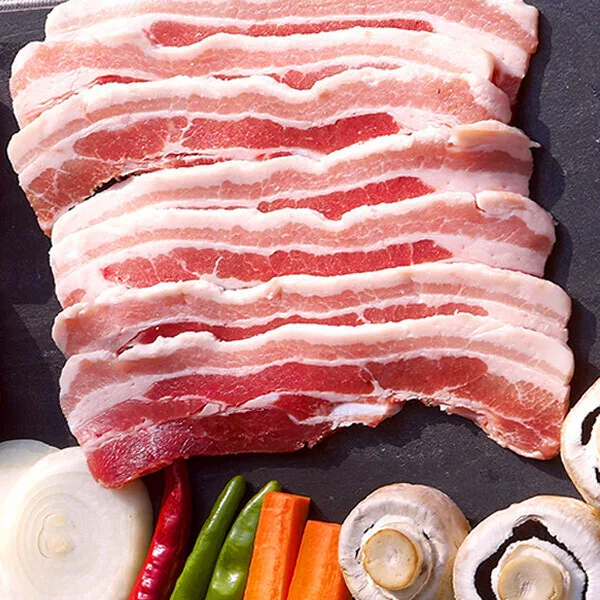 Potongan perut babi samgyeopsal dengan sayuran